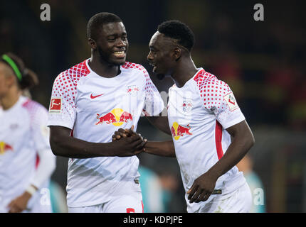 Dortmund, Germania. 14 ottobre 2017. Jean-Kevin Augustin (R) di Lipsia e il suo compagno di squadra Dayot Upamecano festeggiano durante la partita di calcio della Bundesliga Borussia Dortmund vs RB Leipzig a Dortmund, Germania, 14 ottobre 2017. Crediti: Bernd Thissen/dpa/Alamy Live News Foto Stock