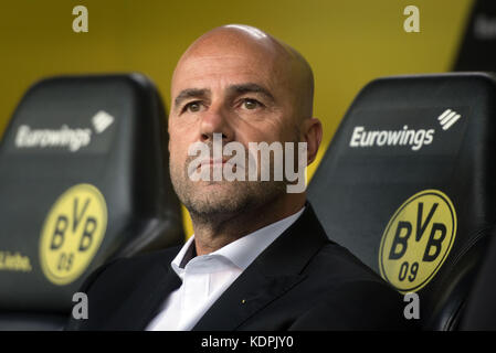 Dortmund, Germania. 14 ottobre 2017. L'allenatore del Dortmund Peter Bosz siede in panchina prima della partita di calcio della Bundesliga Borussia Dortmund vs RB Leipzig a Dortmund, Germania, 14 ottobre 2017. Crediti: Bernd Thissen/dpa/Alamy Live News Foto Stock