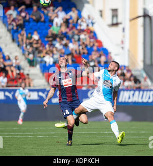 Eibar, Spagna. 15 ottobre 2017. (10) Florin Andone, (4) Ivan Ramis Barrios durante la partita di calcio spagnola della Liga tra Eibar e Deportivo de la Coruna allo stadio Ipurua di Eibar, Spagna settentrionale, sabato 15 ottobre, 2017 crediti: Gtres Información más Comuniación on line, S.L./Alamy Live News Foto Stock