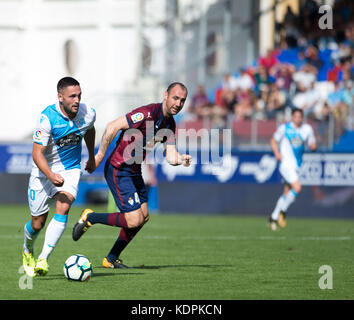 Eibar, Spagna. 15 ottobre 2017. (10) Florin Andone, (4) Ivan Ramis Barrios durante la partita di calcio spagnola della Liga tra Eibar e Deportivo de la Coruna allo stadio Ipurua di Eibar, Spagna settentrionale, sabato 15 ottobre, 2017 crediti: Gtres Información más Comuniación on line, S.L./Alamy Live News Foto Stock