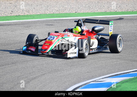 Hockenheim, Germania. 15th Ott 2017. Mick Schumacher del Team Prema Powerteam in azione nella sua auto da corsa durante la gara del Campionato europeo di Formula 3 al circuito di Hockenheimring di Hockenheim, Germania, 15 ottobre 2017. Credit: Uwe Anspach/dpa/Alamy Live News Foto Stock