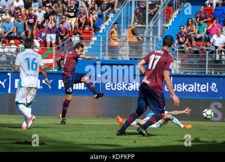 Eibar, Spagna. 15 ottobre, 2017. (5) Gonzalo Escalante durante lo spagnolo La Liga partita di calcio tra Eibar e Deportivo de la Coruña a Ipurua Stadium, in Eibar, Spagna settentrionale, Sabato, Ottobre 15, 2017 Credit: Gtres Información más Comuniación on line, S.L./Alamy Live News Foto Stock