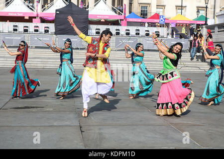 Londra, UK. Il 15 ottobre 2017. Il binali's Dance Academy prendere parte in una tradizionale danza indiana chiamato 'garba',con membri vestita in un tradizionale gujarati abiti provenienti dal Gujarat in india che inizia il Diwali celebrazioni a Londra. il festival indù di luci noto come Diwali è celebrata in Trafalgar Square con le tradizionali danze indiane e cantanti credito: amer ghazzal/alamy live news Foto Stock