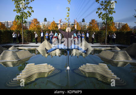 Berlino, Germania. 15 ottobre 2017. Un visitatore che agisce nel giardino chiamato "Giardino della mente" (Thailandia) degli uffici dell'architetto paesaggista PLA del "governo Giardino Internazionale" sul terreno della Mostra Internazionale Giardino (IGA) a Berlino, Germania, 15 ottobre 2017. Crediti: Britta Pedersen/dpa-Zentralbild/dpa/Alamy Live News Foto Stock