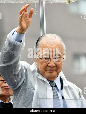 Higashi-kurume, Giappone. Xv oct, 2017. tetsuzo fuwa, ex presidente del giapponese Partito comunista, campagne per un candidato locale del suo partito in esecuzione in ottobre 22 elezione generale durante un rally a higashi-kurume nella periferia Occidentale di Tokyo il piovosa domenica 15 ottobre 2017. i comunisti cercano la collaborazione con le altre forze di opposizione nella camera bassa elezione per incrementare le possibilità di opposizione contro il primo ministro shinzo gli elementi di branding aggiuntivi coalizione. Credito: natsuki sakai/aflo/alamy live news Foto Stock