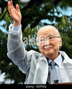 Higashi-kurume, Giappone. Xv oct, 2017. tetsuzo fuwa, ex presidente del giapponese Partito comunista, campagne per un candidato locale del suo partito in esecuzione in ottobre 22 elezione generale durante un rally a higashi-kurume nella periferia Occidentale di Tokyo il piovosa domenica 15 ottobre 2017. i comunisti cercano la collaborazione con le altre forze di opposizione nella camera bassa elezione per incrementare le possibilità di opposizione contro il primo ministro shinzo gli elementi di branding aggiuntivi coalizione. Credito: natsuki sakai/aflo/alamy live news Foto Stock