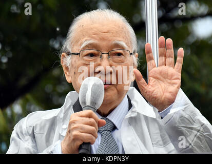 Higashi-kurume, Giappone. Xv oct, 2017. tetsuzo fuwa, ex presidente del giapponese Partito comunista, campagne per un candidato locale del suo partito in esecuzione in ottobre 22 elezione generale durante un rally a higashi-kurume nella periferia Occidentale di Tokyo il piovosa domenica 15 ottobre 2017. i comunisti cercano la collaborazione con le altre forze di opposizione nella camera bassa elezione per incrementare le possibilità di opposizione contro il primo ministro shinzo gli elementi di branding aggiuntivi coalizione. Credito: natsuki sakai/aflo/alamy live news Foto Stock