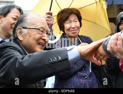 Higashi-kurume, Giappone. Xv oct, 2017. tetsuzo fuwa, ex presidente del giapponese Partito comunista, campagne per un candidato locale del suo partito in esecuzione in ottobre 22 elezione generale durante un rally a higashi-kurume nella periferia Occidentale di Tokyo il piovosa domenica 15 ottobre 2017. i comunisti cercano la collaborazione con le altre forze di opposizione nella camera bassa elezione per incrementare le possibilità di opposizione contro il primo ministro shinzo gli elementi di branding aggiuntivi coalizione. Credito: natsuki sakai/aflo/alamy live news Foto Stock