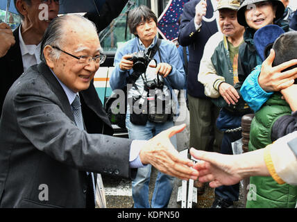 Higashi-kurume, Giappone. Xv oct, 2017. tetsuzo fuwa, ex presidente del giapponese Partito comunista, campagne per un candidato locale del suo partito in esecuzione in ottobre 22 elezione generale durante un rally a higashi-kurume nella periferia Occidentale di Tokyo il piovosa domenica 15 ottobre 2017. i comunisti cercano la collaborazione con le altre forze di opposizione nella camera bassa elezione per incrementare le possibilità di opposizione contro il primo ministro shinzo gli elementi di branding aggiuntivi coalizione. Credito: natsuki sakai/aflo/alamy live news Foto Stock