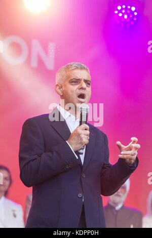 Londra Regno Unito. Il 15 ottobre 2017. london mayor sadiq khan assiste il Diwali Festival celebrazioni in Trafalgar square alla luce della fiamma diwali accompagnato da membri dell'Alta Commissione Indiana e l'indiano alto commissario per la gran bretagna yashvardhan kumar sinha .il Diwali Festival riunisce migliaia di indù e sikh e giainisti con persone di altre comunità nella celebrazione della "festa delle luci' Foto Stock