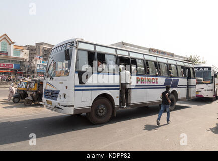 Phagwara, panjab, India. Il 15 ottobre 2017. La vita di strada in phagwara , villaggio indiano. Domenica scene come persone di viaggio per visitare la famiglia e gli amici. bus servcies sono pieni e nelle vicinanze di venditori ambulanti che vendono alimenti, bevande e canna da zucchero succo di frutta appena spremuto e realizzati localmente statue Foto Stock