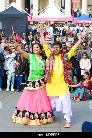 Trafalgar square Londra Regno Unito 15 ott 2017- i membri del pubblico di prendere parte ad una tradizionale danza indiana chiamato 'garba', proveniente dal Gujarat in india che inizia il Diwali celebrazioni a Londra. Il garba è il piombo da binali's Dance Academy con membri vestita in un tradizionale gujarati outfits. Credito: dinendra haria/alamy live news Foto Stock