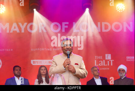 Trafalgar square Londra Regno Unito 15 ott 2017 - Londra, Regno Unito. 15 ottobre, 2017. sua eccellenza il sig. y.k. sinha - alto commissario dell India per il Regno Unito parla durante il Diwali a Londra celebrazioni. migliaia di indù e sikh, jains e persone provenienti da tutte le comunità frequentare diwali a Londra - il coloratissimo festival della luce, in Trafalgar Square. diwali a Londra è celebrata ogni anno con un concerto gratuito di tradizionale e religiosa asiatica contemporanea di musica e danza. Credito: dinendra haria/alamy live news Foto Stock