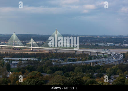 Runcorn. Regno Unito. Il 15 ottobre. 2017. Il nuovo Gateway Mersey ponte che attraversa il fiume Mersey su di esso il primo weekend aperto al traffico. Il ponte aperto a 1 secondo dopo la mezzanotte di ottobre il XIV ed è previsto per un costo di £1,75 miliardi. Non c è opposizione locale al £2.00 pedaggio per ogni incrocio, che potrebbero causare problemi per molti di coloro che hanno per utilizzare il ponte regolarmente il vecchio toll free bridge è stata chiusa per riparazioni. Credito: John Davidson foto/Alamy Live News Runcorn. Regno Unito. Il 15 ottobre. 2017. Credito: John Davidson foto/Alamy Live News Foto Stock