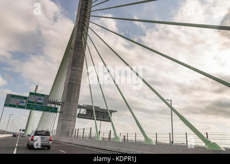 Runcorn. Regno Unito. Il 15 ottobre. 2017. Il nuovo Gateway Mersey ponte che attraversa il fiume Mersey su di esso il primo weekend aperto al traffico. Il ponte aperto a 1 secondo dopo la mezzanotte di ottobre il XIV ed è previsto per un costo di £1,75 miliardi. Non c è opposizione locale al £2.00 pedaggio per automobili per ogni incrocio che potrebbe causare problemi per molti di coloro che hanno per utilizzare il ponte regolarmente come il vecchio pedaggio libera il ponte è chiuso dir riparazioni. Credito: John Davidson foto/Alamy Live News Runcorn. Regno Unito. Il 15 ottobre. 2017. Credito: John Davidson foto/Alamy Live News Foto Stock