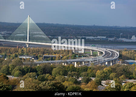 Runcorn. Regno Unito. Il 15 ottobre. 2017. Il nuovo Gateway Mersey ponte che attraversa il fiume Mersey su di esso il primo weekend aperto al traffico. Il ponte aperto a 1 secondo dopo la mezzanotte di ottobre il XIV ed è previsto per un costo di £1,75 miliardi. Non c è opposizione locale al £2.00 pedaggio per automobili per ogni incrocio che potrebbe causare problemi per molti di coloro che hanno per utilizzare il ponte regolarmente come il vecchio pedaggio libera il ponte è chiuso dir riparazioni. Credito: John Davidson foto/Alamy Live News Runcorn. Regno Unito. Il 15 ottobre. 2017. Credito: John Davidson foto/Alamy Live News Foto Stock