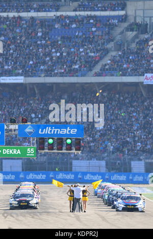 Hockenheim, Germania. 15 ottobre 2017. Le vetture alla linea di partenza del German Touring Car Masters presso l'Hockenheimring di Hockenheim, Germania, 15 ottobre 2017. Credito: Uwe Anspach/dpa/Alamy Live News Foto Stock