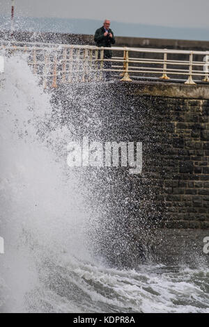 Aberystwyth Wales UK, domenica 15 ottobre 2017 UK tempo: Giorno grigio e coperto ad Aberystwyth, mentre le onde iniziano a costruire in anticipo dell'assalto della coda dell'uragano Ophelia, che si prevede di colpire l'ovest del Regno Unito e l'Irlanda durante la notte e fino a lunedì. Nonostante la perdita di gran parte della sua energia, il sistema di tempesta porterà venti dannosi raffiche fino a 70 o 80mph in luoghi, e l'ufficio irlandese Met ha emesso un avvertimento rosso Photo © Keith Morris / Alamy Live News Foto Stock