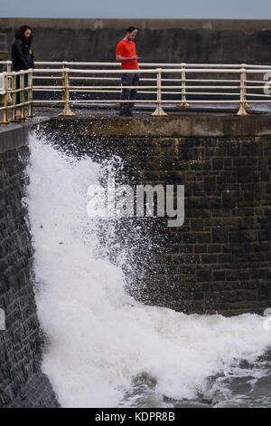 Aberystwyth Wales UK, domenica 15 ottobre 2017 UK tempo: Giorno grigio e coperto ad Aberystwyth, mentre le onde iniziano a costruire in anticipo dell'assalto della coda dell'uragano Ophelia, che si prevede di colpire l'ovest del Regno Unito e l'Irlanda durante la notte e fino a lunedì. Nonostante la perdita di gran parte della sua energia, il sistema di tempesta porterà venti dannosi raffiche fino a 70 o 80mph in luoghi, e l'ufficio irlandese Met ha emesso un avvertimento rosso Photo © Keith Morris / Alamy Live News Foto Stock