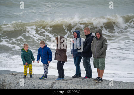 Aberystwyth Wales UK, domenica 15 ottobre 2017 UK tempo: Giorno grigio e coperto ad Aberystwyth, mentre le onde iniziano a costruire in anticipo dell'assalto della coda dell'uragano Ophelia, che si prevede di colpire l'ovest del Regno Unito e l'Irlanda durante la notte e fino a lunedì. Nonostante la perdita di gran parte della sua energia, il sistema di tempesta porterà venti dannosi raffiche fino a 70 o 80mph in luoghi, e l'ufficio irlandese Met ha emesso un avvertimento rosso Photo © Keith Morris / Alamy Live News Foto Stock