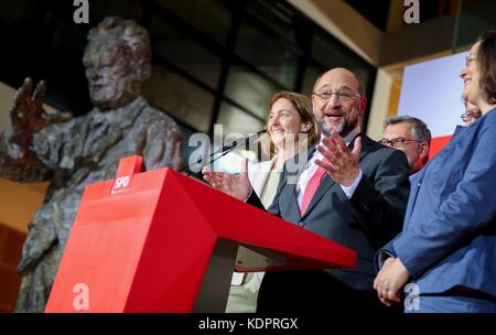 Berlino, Germania. 15 ottobre 2017. Il leader del partito SPD Martin Schulz ha parlato dopo la prima proiezione al Willy-Brandt-Haus di Berlino, in Germania, il 15 ottobre 2017. Accanto a lui ci sono il ministro delle famiglie tedesco Katarina Barley (l, SPD) e il leader del gruppo parlamentare SPD Andrea Nahles (r). Crediti: Kay Nietfeld/dpa/Alamy Live News Foto Stock