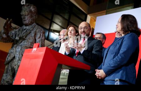 Berlino, Germania. 15 ottobre 2017. Il leader del partito SPD Martin Schulz ha parlato dopo la prima proiezione al Willy-Brandt-Haus di Berlino, in Germania, il 15 ottobre 2017. Accanto a lui ci sono il ministro delle famiglie tedesco Katarina Barley (2.f.l, SPD) e il leader del gruppo parlamentare SPD Andrea Nahles (r). Crediti: Kay Nietfeld/dpa/Alamy Live News Foto Stock