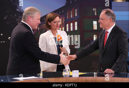 Hannover, Germania. 15 ottobre 2017. Bernd Althusmann (l) e primo della bassa Sassonia Stephan Weil (SPD) stringono la mano nello studio televisivo ZDF con Bettina Schausten nella notte delle elezioni ad Hannover, in Germania, il 15 ottobre 2017. Crediti: Christian Charisius/dpa/POOL/dpa/Alamy Live News Foto Stock