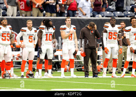 Houston, Texas, Stati Uniti d'America. 15 ottobre, 2017. La Cleveland Browns stand sul collaterale durante l'inno nazionale prima di un'NFL stagione regolare il gioco tra i Texans di Houston e Cleveland Browns a NRG Stadium di Houston, TX su ottobre15, 2017. Credito: Erik Williams/ZUMA filo/Alamy Live News Foto Stock