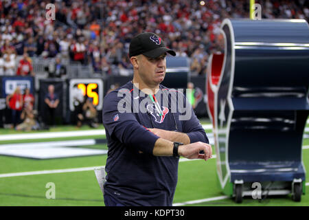 Houston, Texas, Stati Uniti d'America. 15 ottobre, 2017. Houston Texans head coach Bill O'Brien entra nel campo durante le presentazioni pregame prima di un'NFL stagione regolare il gioco tra i Texans di Houston e Cleveland Browns a NRG Stadium di Houston, TX su ottobre15, 2017. Credito: Erik Williams/ZUMA filo/Alamy Live News Foto Stock