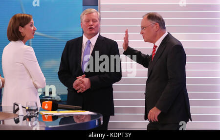 Hannover, Germania. 15 ottobre 2017. Il primo candidato della CDU Bernd Althusmann (c) e il Premier della bassa Sassonia Stephan Weil (SPD) salutano nello studio televisivo ZDF con Bettina Schausten nella notte delle elezioni ad Hannover, in Germania, il 15 ottobre 2017. Crediti: Christian Charisius/dpa/POOL/dpa/Alamy Live News Foto Stock