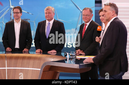 Hannover, Germania. 15 ottobre 2017. Stefan Birkner, Bernd Althusmann, Premier della bassa Sassonia Stephan Weil (SPD), presentatrice Bettina Schausten e ministro dell'ambiente della bassa Sassonia Stefan Wenzel (Greens, l-r) nello studio televisivo ZDF la sera delle elezioni ad Hannover, Germania, 15 ottobre 2017. Crediti: Christian Charisius/dpa/POOL/dpa/Alamy Live News Foto Stock