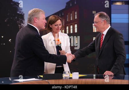 Hannover, Germania. 15 ottobre 2017. Bernd Althusmann (l) e primo della bassa Sassonia Stephan Weil (SPD) stringono la mano nello studio televisivo ZDF con Bettina Schausten nella notte delle elezioni ad Hannover, in Germania, il 15 ottobre 2017. Crediti: Christian Charisius/dpa/POOL/dpa/Alamy Live News Foto Stock