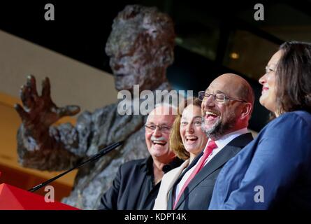 Berlino, Germania. 15 ottobre 2017. Il leader del partito SPD Martin Schulz ha parlato dopo la prima proiezione al Willy-Brandt-Haus di Berlino, in Germania, il 15 ottobre 2017. Accanto a lui ci sono il ministro delle famiglie tedesco Katarina Barley (2.f.l, SPD) e il leader del gruppo parlamentare SPD Andrea Nahles (r). Crediti: Kay Nietfeld/dpa/Alamy Live News Foto Stock