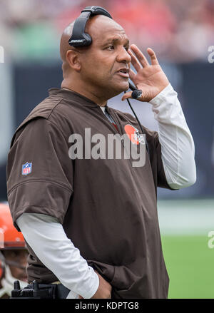 Houston, TX, Stati Uniti d'America. 15 ottobre, 2017. Cleveland Browns head coach Hue Jackson durante il secondo trimestre di NFL di una partita di calcio tra la Houston Texans e i Cleveland Browns a NRG Stadium di Houston, TX. Trask Smith/CSM/Alamy Live News Foto Stock