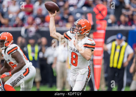 Houston, TX, Stati Uniti d'America. 15 ottobre, 2017. Cleveland Browns quarterback Kevin Hogan (8) passa la palla durante il primo trimestre di NFL di una partita di calcio tra la Houston Texans e i Cleveland Browns a NRG Stadium di Houston, TX. Trask Smith/CSM/Alamy Live News Foto Stock