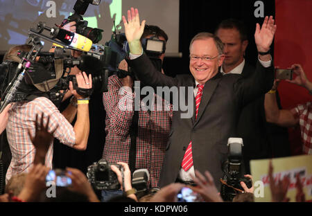 Hannover, Germania. 15 ottobre 2017. Il Premier della bassa Sassonia Stephan Weil (SPD) festeggia al partito elettorale SPD di Hannover, Germania, il 15 ottobre 2017 Credit: Michael Kappeler/dpa/Alamy Live News Foto Stock