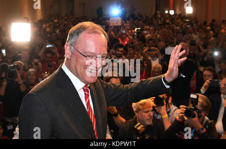 Hannover, Germania. 15 ottobre 2017. Il Premier della bassa Sassonia Stephan Weil (SPD) festeggia il 15 ottobre 2017 al partito elettorale SPD di Hannover, Germania Credit: Julian Stratenschulte/dpa/Alamy Live News Foto Stock