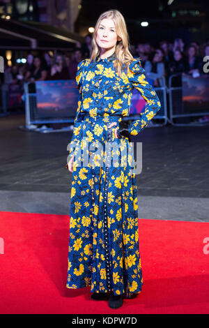 London, Londra, Regno Unito. Xv oct, 2017. rosamund pike assiste i tre cartelloni pubblicitari al di fuori del calo missouri uk film premiere che mostra come parte della 51st BFI London Film Festival credito: zuma press, inc./alamy live news Foto Stock