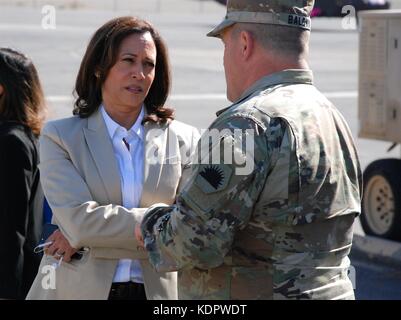 Il senatore degli Stati Uniti Kamala Harris, a sinistra, parla con il generale della Guardia Nazionale della California David Baldwin a seguito di un tour della distruzione causata dagli incendi selvaggi nella contea di Sonoma il 14 ottobre 2017 a Santa Rosa, California. Foto Stock