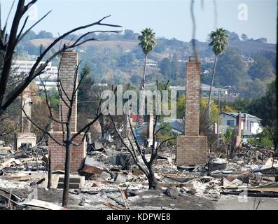 I resti di case distrutte da incendi selvaggi che si estendono attraverso la contea di Sonoma il 14 ottobre 2017 a Santa Rosa, California. Foto Stock