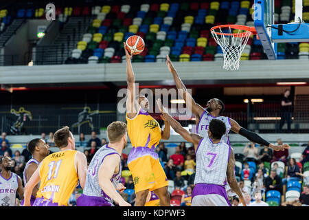 Londra, Regno Unito. Xv oct, 2017. bbl: london lions vs leeds vigore alla casella di rame arena london Lion's ha dominato il gioco il cliente alla fine del match 103 vs 54. london lion di avanti demonte flannigan (15) passa per il net. Credito: pmgimaging/alamy live news Foto Stock