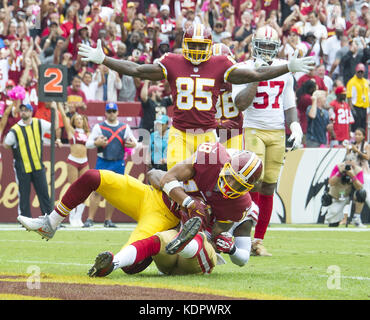 Landover, Maryland, Stati Uniti d'America. 15 ottobre, 2017. Washington Redskins wide receiver JOSH DOCTSON (18) punteggi della sua squadra il primo touchdown contro la San Francisco 49ers, come Redskins stretto fine VERNON DAVIS (85) celebra in background, con FedEx campo. Credito: Ron Sachs/CNP/ZUMA filo/Alamy Live News Foto Stock