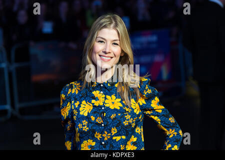 Londra, Regno Unito. Il 15 ottobre 2017. Rosamund Pike arriva per UK film premiere di 'Tre cartelloni pubblicitari al di fuori di calo, Missouri ' di Odeon Leicester Square durante la 61BFI London Film Festival, chiudendo la notte di Gala. Credito: Wiktor Szymanowicz/Alamy Live News Foto Stock