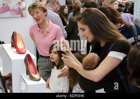 Il Salone del Cioccolato 2017 all'Olympia. Scarpe di cioccolato attirare molta attenzione. I fan di cioccolato scese in massa per il Salone del Cioccolato, 13th-15th October 2017, a Olympia, Londra, Regno Unito, che si è conclusa oggi. Dotato di una vasta gamma di espositori che vendono di tutto il cioccolato da tutto il mondo, degustazioni, dimostrazioni da importanti chef e cioccolatieri, e cioccolato di arte e moda visualizza la mostra ha registrato un elevato numero di visitatori su tutti e tre i giorni. Il 15 ottobre 2017. Credito: Antony ortica/Alamy Live News Foto Stock