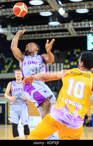 Londra, UK, 15 ottobre 2017. Giocatore Force Tre Bennett (15) sull'attacco. Il London team Lions dominano la BBL British basketball league contro Leeds vigore alla casella di rame Arena, Queen Elizabeth Olympic Park Stratford, Londra. I Lions win 103-54 Foto Stock