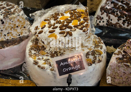 Il torrone in vendita presso il salone del cioccolato 2017. I fan di cioccolato scese in massa per il Salone del Cioccolato, 13th-15th October 2017, a Olympia, Londra, Regno Unito, che si è conclusa oggi. Dotato di una vasta gamma di espositori che vendono di tutto il cioccolato da tutto il mondo, degustazioni, dimostrazioni da importanti chef e cioccolatieri, e cioccolato di arte e moda visualizza la mostra ha registrato un elevato numero di visitatori su tutti e tre i giorni. Il 15 ottobre 2017. Credito: Antony ortica/Alamy Live News Foto Stock