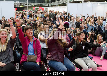 Il Salone del Cioccolato 2017 all'Olympia. La partecipazione del pubblico a dimostrazioni culinarie. I fan di cioccolato scese in massa per il Salone del Cioccolato, 13th-15th October 2017, a Olympia, Londra, Regno Unito, che si è conclusa oggi. Dotato di una vasta gamma di espositori che vendono di tutto il cioccolato da tutto il mondo, degustazioni, dimostrazioni da importanti chef e cioccolatieri, e cioccolato di arte e moda visualizza la mostra ha registrato un elevato numero di visitatori su tutti e tre i giorni. Il 15 ottobre 2017. Credito: Antony ortica/Alamy Live News Foto Stock