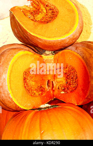 Spessore, deep orange, moderatamente dolce carne di mature bellissime musquee de provence, o zucca da favola Foto Stock