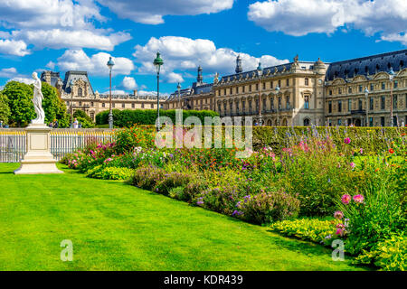 Statue all'interno dei Giardini Tuileries (Giardino delle Tuileries), e la bella architettura del Louvre è in mostra sullo sfondo. Parigi, Francia Foto Stock