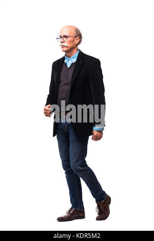 Lunghezza piena ripresa di profilo di un senior casual uomo a camminare e sorridente isolato su bianco Foto Stock